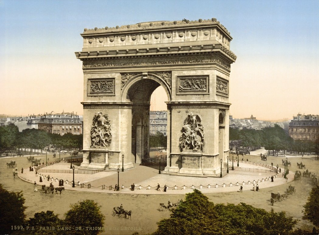 Arc de Triomphe at Place de l'Étoile with horse-drawn carriages and pedestrians